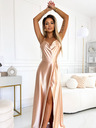 numoco Langes Kleid aus Satin mit exklusivem Ausschnitt auf der Rückseite – Gold Numoco PERLA