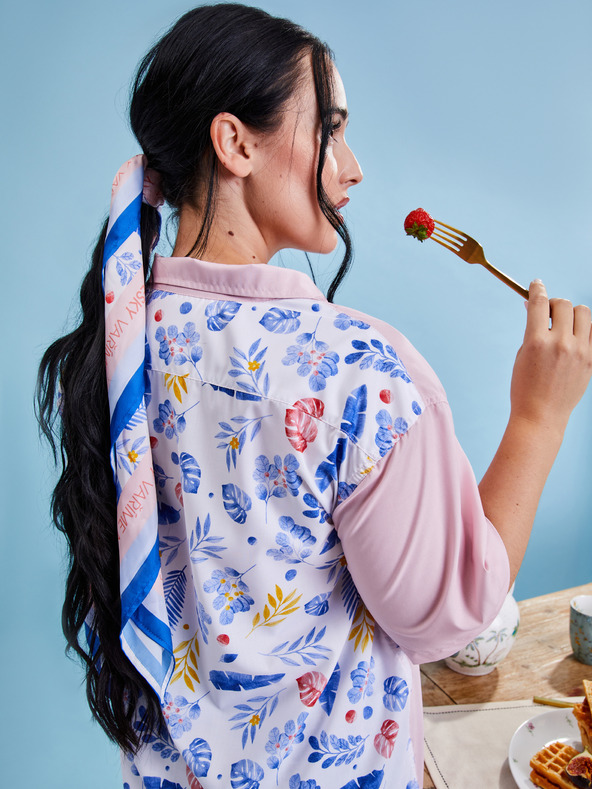 ZOOT.collab Blauer und rosa Damenschal mit Blumenmuster aus der BESKY by ZOOT Kollektion